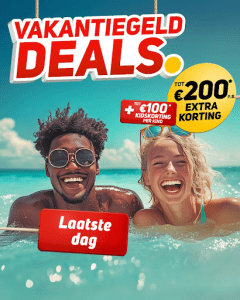 Een foto van twee lachende mensen, een man met zonnebril en een vrouw, die enthousiast in de zee drijven. Boven hen hangen aan touwen grote, rode borden met witte letters waarop staat "VAKANTIEGELD DEALS". Daarnaast hangt een geel rond bord met "TOT €200* EXTRA KORTING". Aan de linkerkant hangt een klein rood bord met "TOT +€100* KIDSKORTING PER KIND". Helemaal onderaan hangt een rood bord met "Laatste dag". 