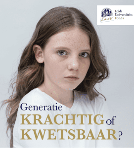 Een portretfoto van een jong meisje met roodblond haar en sproeten. Ze draagt een wit T-shirt en kijkt met een serieuze, kwetsbare uitdrukking recht in de camera. Bovenin de rechterhoek staat het logo van het Leids Universitair Kinderfonds. Over de foto is in donkerblauwe letters de tekst "Generatie" en in goudgele letters de tekst "KRACHTIG of KWETSBAAR?" geplaatst.